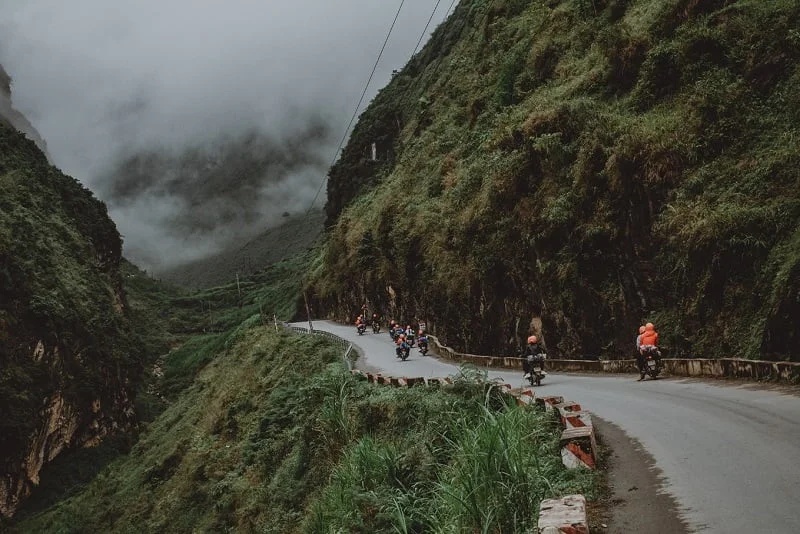 riding a motorbike through ma pi leng pass